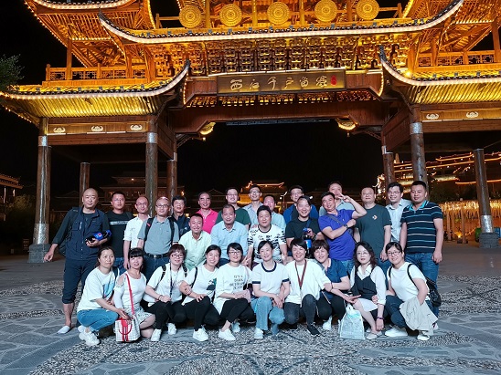 2019年工會旅游之—西江夜景集體照.jpg